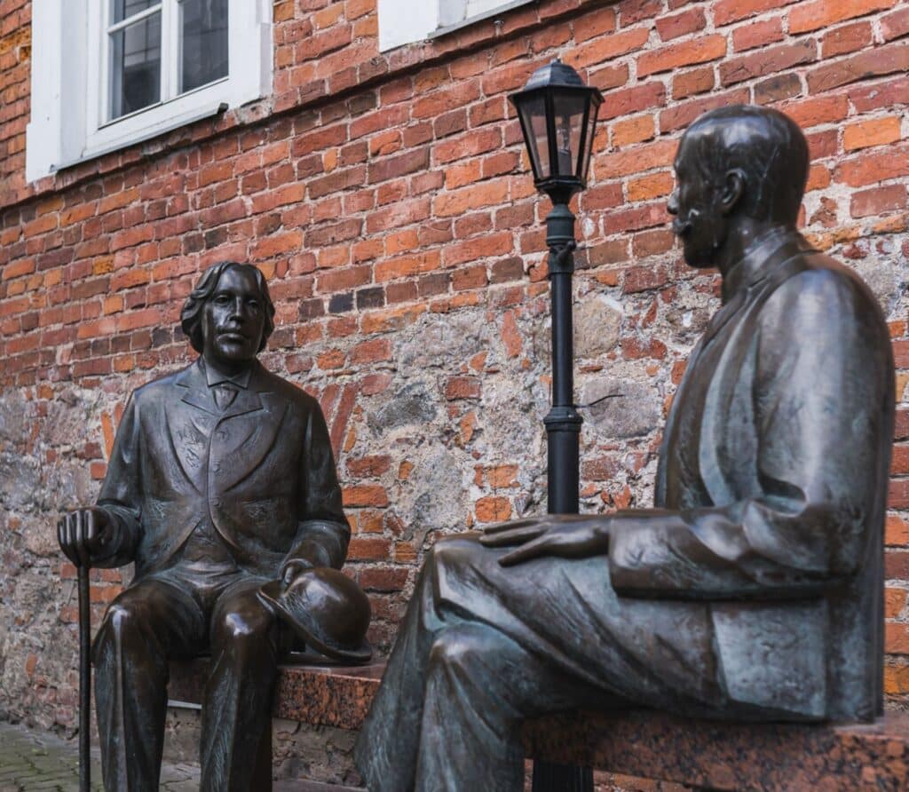 skulptuur-oscar-wilde-ja-eduard-vilde-008-visit-estonia