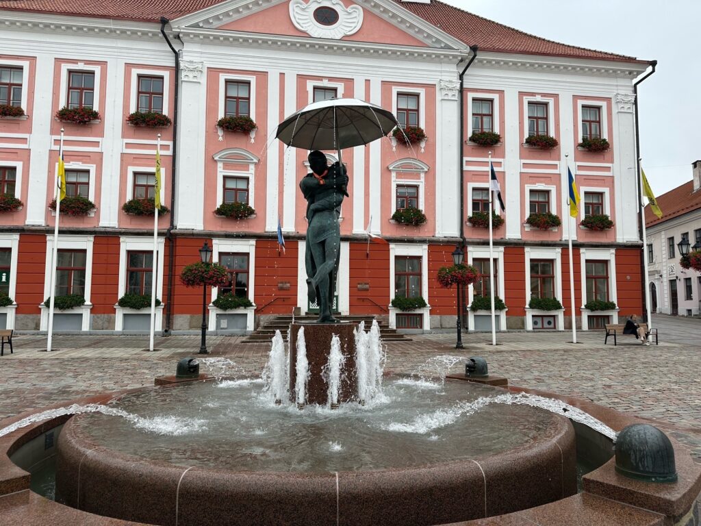 skulptuur-suudlevad-tudengid-011-visit-estonia