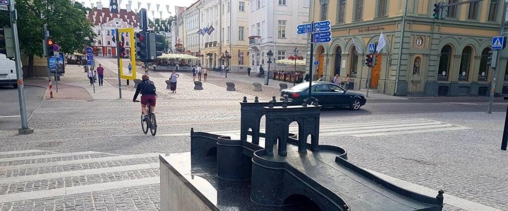stone-bridge-tartu-town-hall-square_
