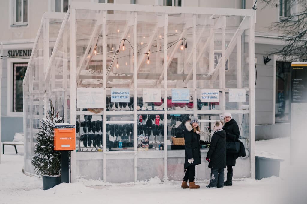 tartu-raekoja-platsi-uisuvaljak-011-visit-estonia