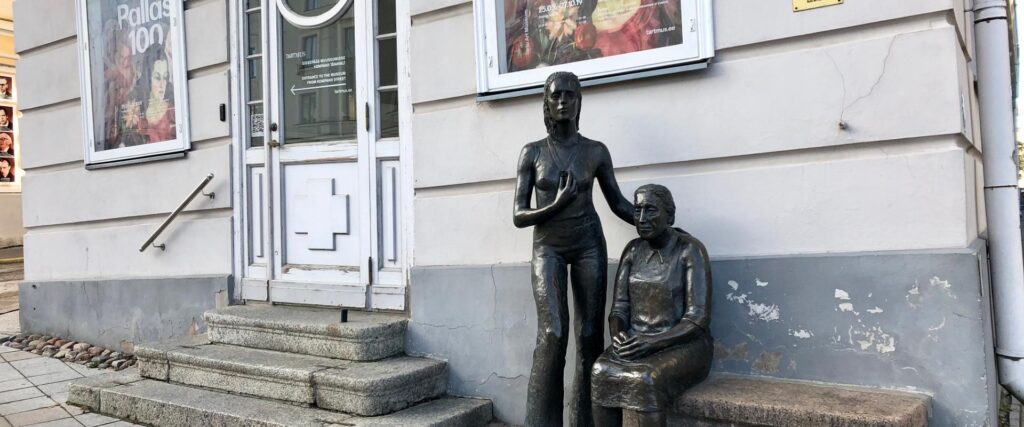 tartu-statue-women-from-the-countryside-visitestonia-tartu-2