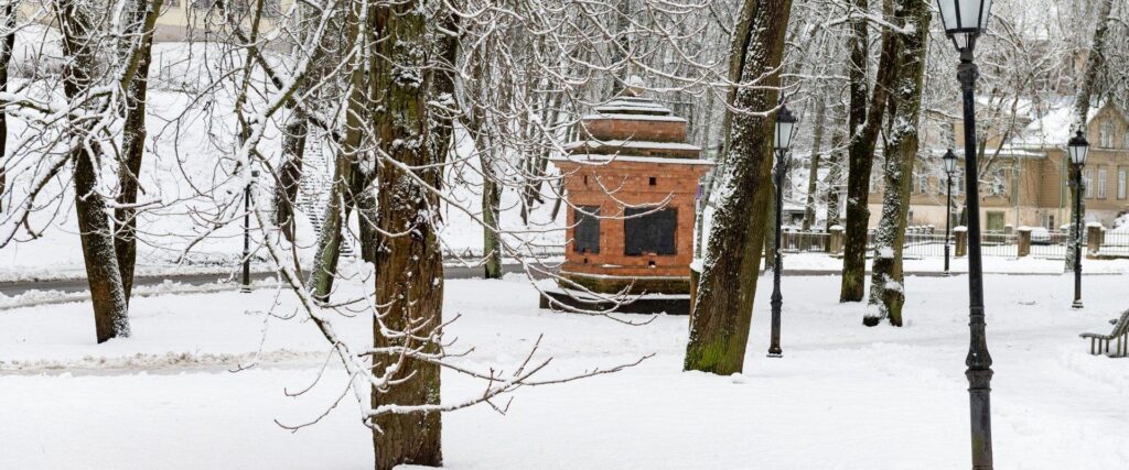 the-monument-to-people-visit-tartu-visit-estonia-winter-reinleib-3