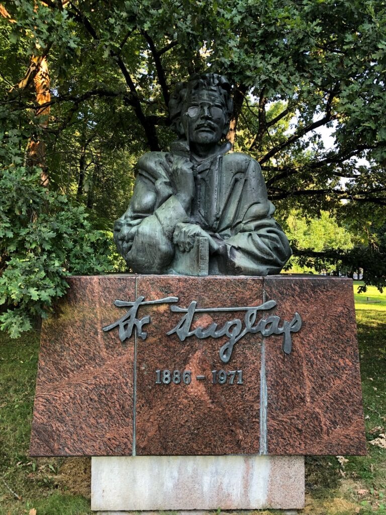 tuglas-kirjandus-tartu-monument-kuju-eesti