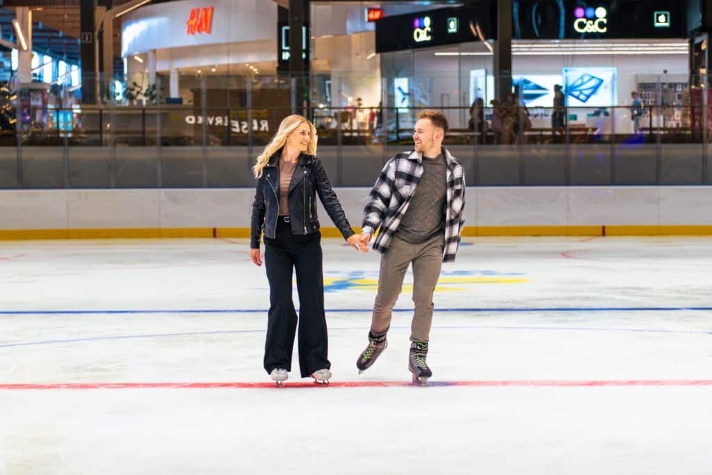 A young couple ice skating at the Astri Arena ice rink in Lõunakeskus.