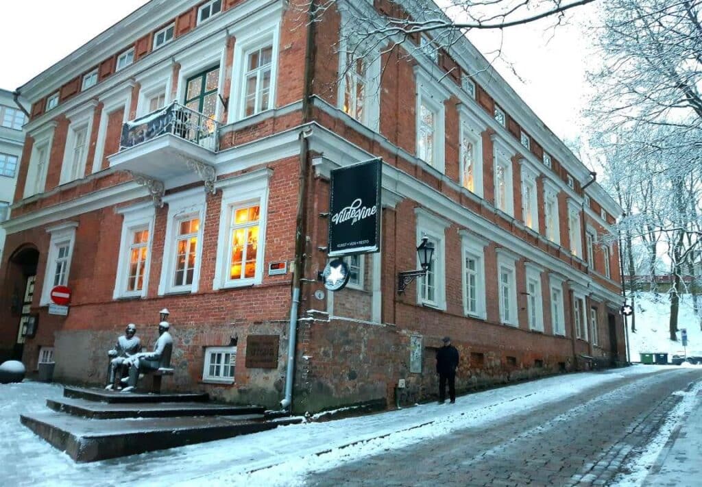 vilde-and-wilde-statue-visit-tartu-visit-estonia