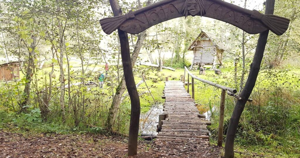 vitipalu-hiking-trail-witch-house-visit-estonia