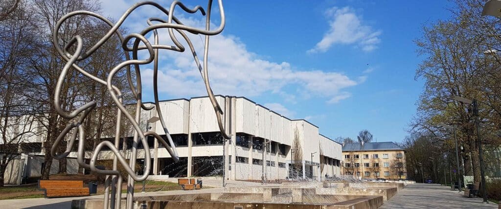 yuri-lotman-sculpture-tartu-visit-estonia