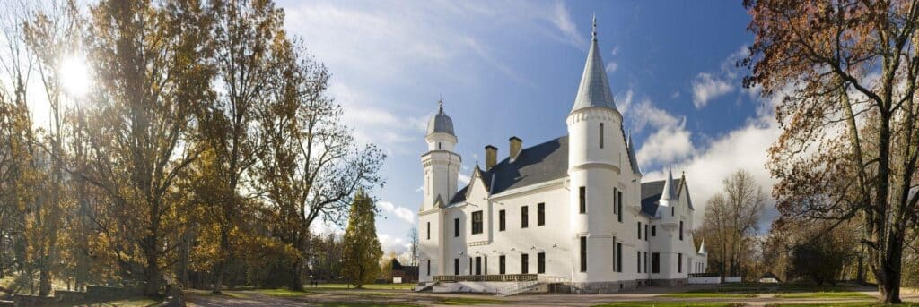 Alatskivi-Castle-in-autumn-visitestonia-visittartu-visitpeipsi-manor-park-sibulatee-onionroute-1-1