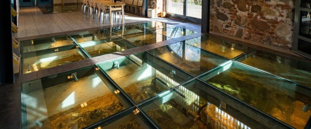 Emajogi-Suursoo-vacation-house-room-with-glass-floor-visitestonia-visittartu-visitluunja