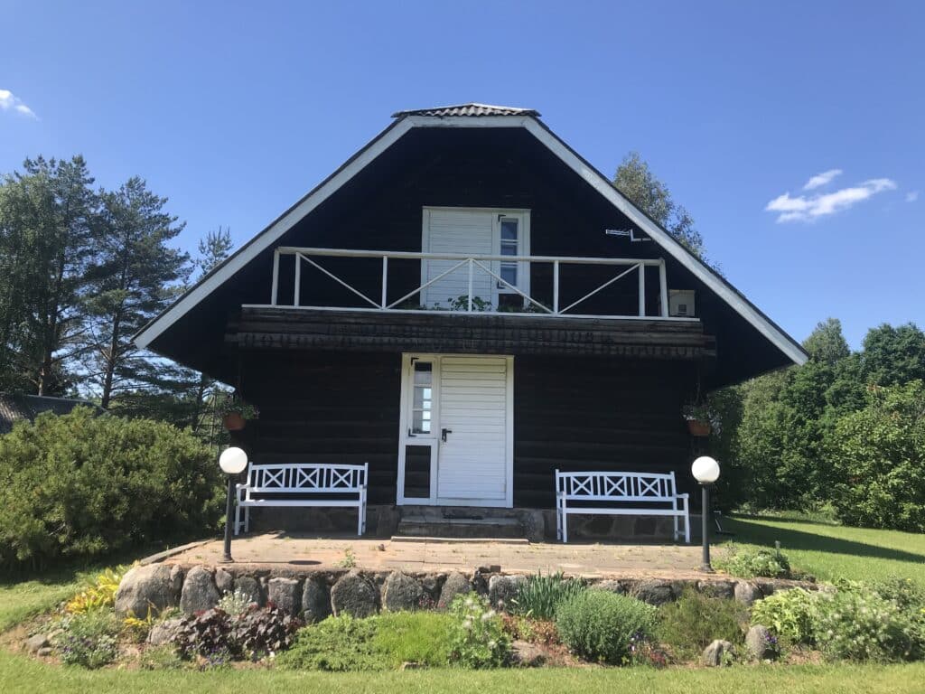 metsa-talu-mustikaistandiku-ja-rooswald-red-veinikoja-kulastus-002-visit-estonia