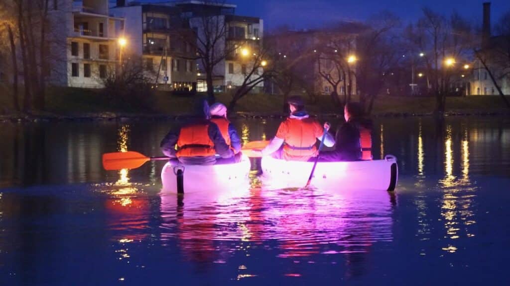 Valguskanuu-Tartu-Emajogi-lighted-canoe4-visit-estonia