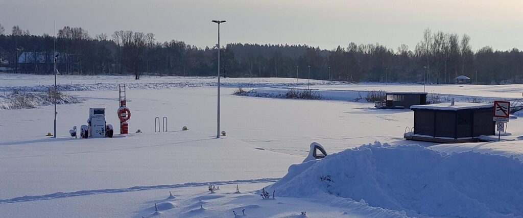 The frozen Emajõgi River is a good place for fishing